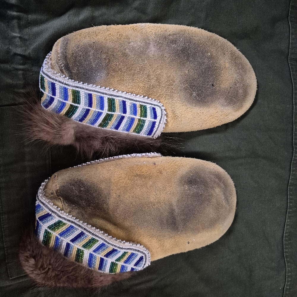 Vintage Metis Beaded Moccasins Leather And Fur Womens Size 11 Mens 9 - Picture 3 of 7